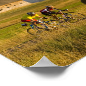 バックカントリーロードを走る道路の二輪車 ポスター (角)