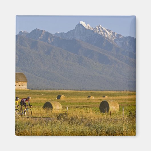 バックカントリーロードを走る道路の二輪車 マグネット (正面)