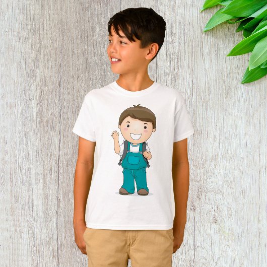 バックパックで微笑む少年 Tシャツ