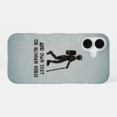 バックパックとスティックでハイキング – あなたのスローガン iPhone 16ケース (裏面横)