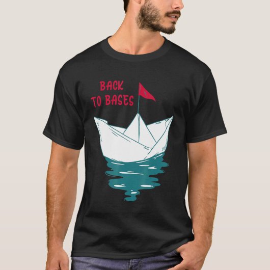 バックベースと折り畳みボートおもちゃの紙ボート Tシャツ (正面)
