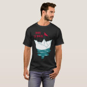 バックベースと折り畳みボートおもちゃの紙ボート Tシャツ (正面フル)