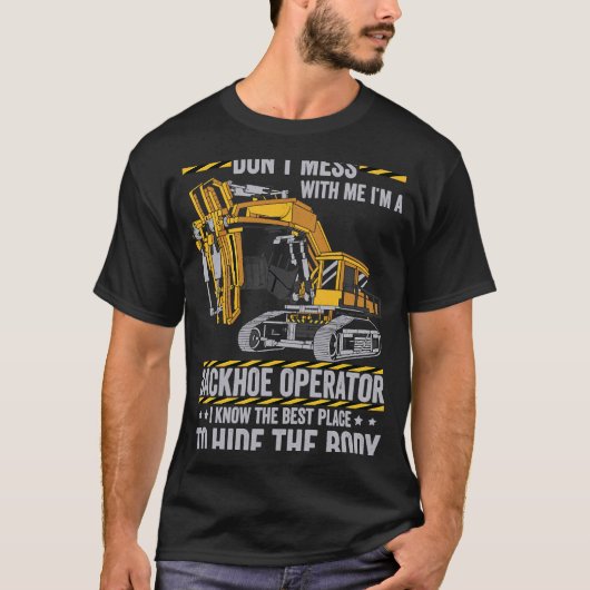 バックホーのオペレーターと一緒に遊ぶな Tシャツ (正面)