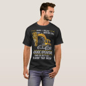 バックホーのオペレーターと一緒に遊ぶな Tシャツ (正面フル)