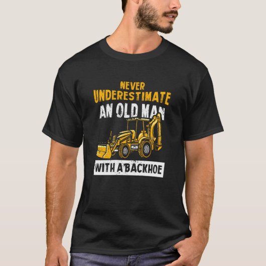 バックホー・エクサを持つ老人を決して過小評価しない Tシャツ (正面)