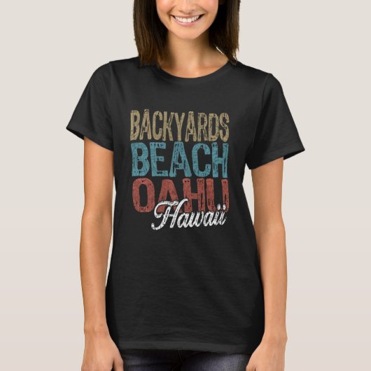 バックヤードビーチOAHUハワイHIBISCUS AND SCRIPT Th Tシャツ (正面)