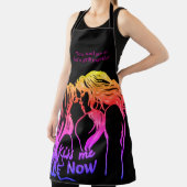 バックヤードBBQの集まりで愛を共有する女性 エプロン (インサイチュ)