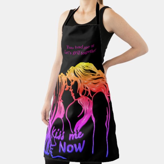 バックヤードBBQの集まりで愛を共有する女性 エプロン (インサイチュ)