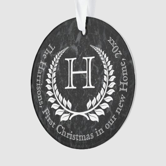 バックレターモノグラムのの初めてのクリスマス オーナメント (正面)