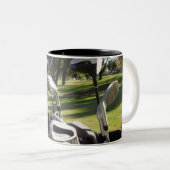 バッグのゴルフクラブの準備ができて ツートーンマグカップ (正面右)