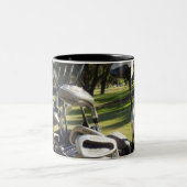 バッグのゴルフクラブの準備ができて ツートーンマグカップ (中央)