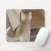 バッグの深淵を覗く子猫 マウスパッド (マウス)