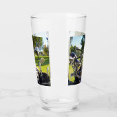 バッグ一杯のゴルフクラブ、ビールグラス タンブラーグラス (左)