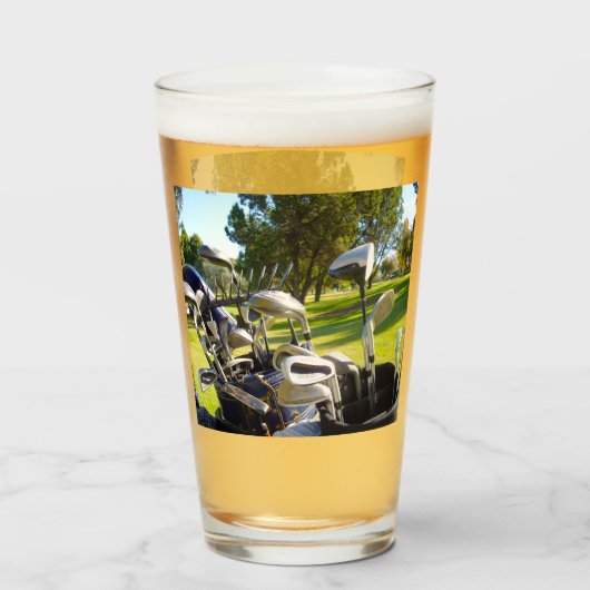 バッグ一杯のゴルフクラブ、ビールグラス タンブラーグラス (ドリンク正面)