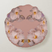 バッジに咲く白いランの花 ラウンドクッション (裏面)