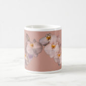 バッジの白い蘭の花 コーヒーマグカップ (中央)