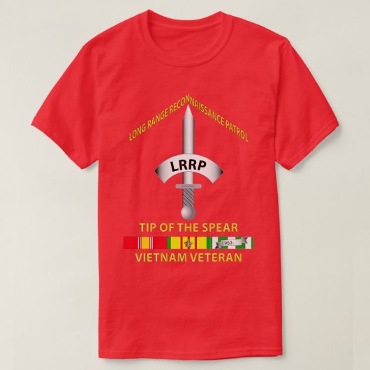 バッジLRRPスピアベトナムベットの先端SVC付き Tシャツ (デザイン正面)