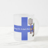 バッタのフィンランドの旗のビールのジョッキが付いているSt. Urho フロストグラスマグカップ (正面右)