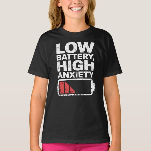 バッテリー切れ - 高まる不安 Tシャツ (正面)