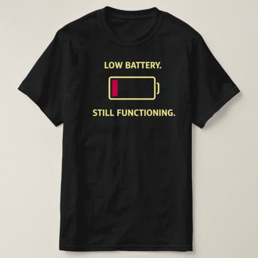 バッテリー残量が少ないけどまだ動く おもしろい仕事のユーモア Tシャツ (デザイン正面)