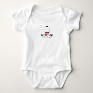 "バッテリー残量が少ないです (充電するには授乳してください)" 面白いテクノロジーTシャツ ベビーボディスーツ