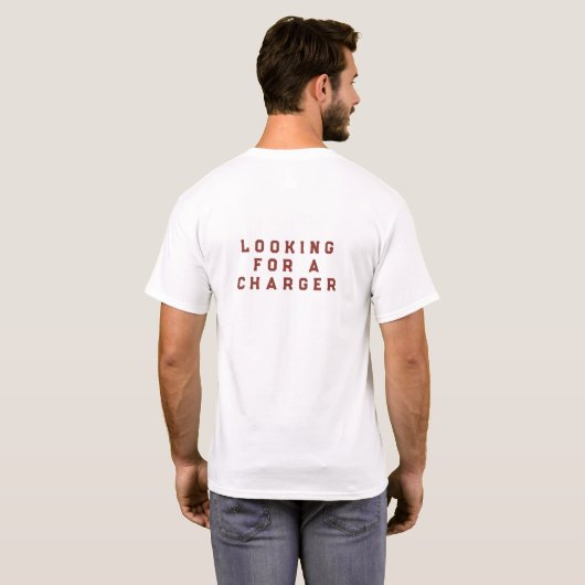 バッテリー残量少なめTシャツ - 面白い「充電器を探してる」デザイン Tシャツ (裏面フル)
