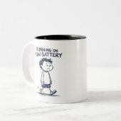 バッテリ残量の少ないマグカップ – カフェインの再充電が必要 ツートーンマグカップ (正面左)