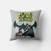 バットマン&エース – 他の人とうまく遊いかない クッション (裏面)