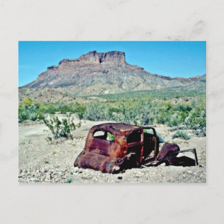 バット前のアンティークカーの錆びた車 ポストカード