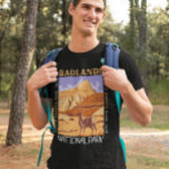 バッドランズナショナルパークサウスダコタ動揺して Tシャツ<br><div class="desc">Badlandsベクトルアートワークデザイン。この公園のドラマチックな風景は、層状の岩層、険しい峡谷、そびえ立つ尖塔にまたがる。バイソンやヒツジや草原の犬が草原に生息している。</div>