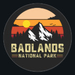 バッドランズ国立公園サウスダコタヴィンテージT – シェル ラウンドシール<br><div class="desc">badlands national park south dakotaヴィンテージデザインは、女の子、男の子、人間、馬、パパ、友達、姉妹、兄弟、兄弟のための完璧な自然、登山、ハイキング、キャンプ、環境、旅行、森林、国立公園、山を愛するいとこ。また与え、誕生日、記念日、誕生、卒業生、あなたのbfへの休日の贈り物、gf、母、父、mam、パパ、友人、姉妹、兄弟、兄弟、自然、登山、ハイキング、キャンプ、環境、旅行、森を愛する従兄弟。デザインは、世界の旅行の日、世界の山の日、世界のハイキングの日、世界のキャンプの日のための時間にも適している。</div>