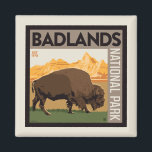 バッドランズ国立公園 | Buffalo マグネット<br><div class="desc">アンダーソンデザイングループは、テネシー州ナッシュビルにある受賞歴のあるイラストレーションデザイン会社である。創始者のジョエル・アンダーソンは、才能あるアーティストのチームに対し、1920年代から1960年代までのクラシックヴィンテージのプリントに似たオリジナルポスターアートを制作するよう指示す広告る。</div>