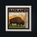 バッドランズ国立公園 | Buffalo 缶バッジ<br><div class="desc">アンダーソンデザイングループは、テネシー州ナッシュビルにある受賞歴のあるイラストレーションデザイン会社である。創始者のジョエル・アンダーソンは、才能あるアーティストのチームに対し、1920年代から1960年代までのクラシックヴィンテージのプリントに似たオリジナルポスターアートを制作するよう指示す広告る。</div>
