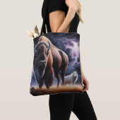 バッファローとオオカミが雷雨の中で稲妻 トートバッグ (クローズアップ)