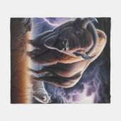 バッファローとオオカミが雷雨の中で稲妻 フリースブランケット (正面(横))