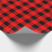 バッファローの格子縞はクラシックな赤くおよび黒い点検します ラッピングペーパー (角)