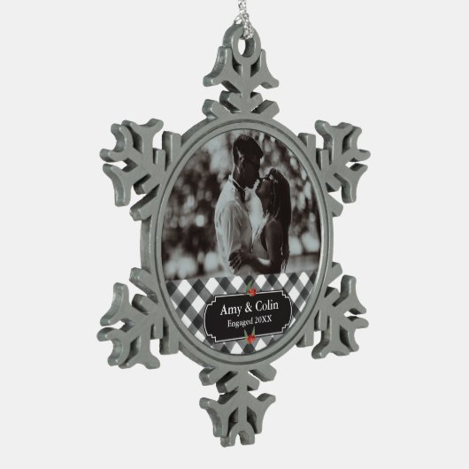 バッファローの点検の格子縞の黒い及び白人の婚約したな婚約者 スノーフレークピューターオーナメント (左)
