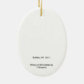 バッファローは"食べます私の塵"を セラミックオーナメント (裏面)