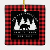 バッファローパーソナライズされたプレイドベアーフォレストキャビン セラミックオーナメント (正面)
