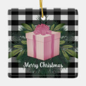 バッファロープレイドクリスマスプレゼント |ピンクの休日 セラミックオーナメント (正面)