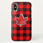 バッファロープレイドパターン上のカナダレッドメープルリーフ Case-Mate iPhoneケース (裏面)