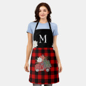 バッファローレッドブラックプレイドホリデーモノグラムトラック エプロン (着用した状態)