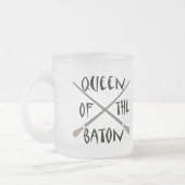 バトンのコンダクターのギフトのおもしろいな女王 フロストグラスマグカップ (左)