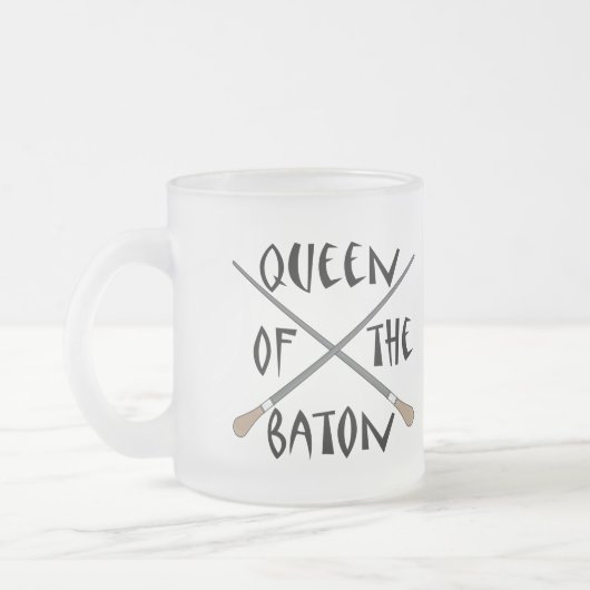 バトンのコンダクターのギフトのおもしろいな女王 フロストグラスマグカップ (左)