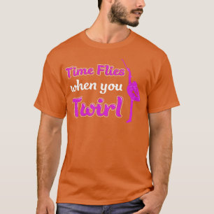 バトンを回すと時おもしろいが経つ Tシャツ