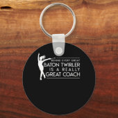 バトン・トワイラーの後ろにコーチ素晴らしがいる キーホルダー (正面)