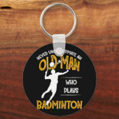 バドミントンをする老人を決して過小評価しな遊い キーホルダー (正面)