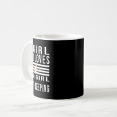 バドミントンを愛する女の子は女の子の価値保がある コーヒーマグカップ (正面左)