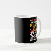 バドミントン選手に優しいサンタがファンを見ている コーヒーマグカップ (正面右)