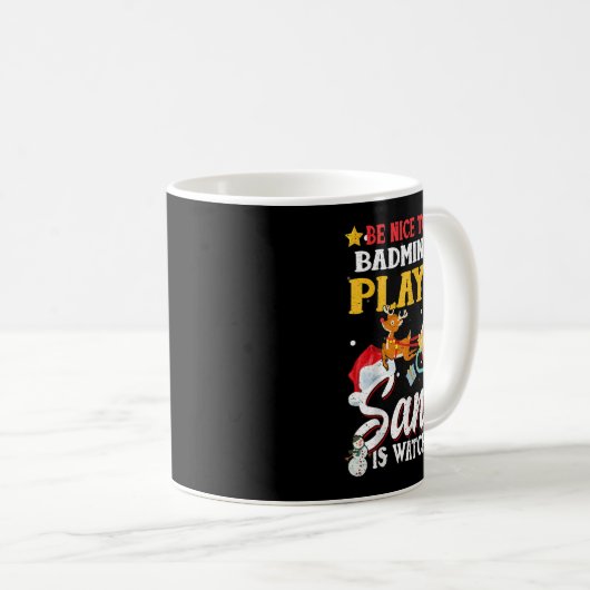 バドミントン選手に優しいサンタがファンを見ている コーヒーマグカップ (正面右)